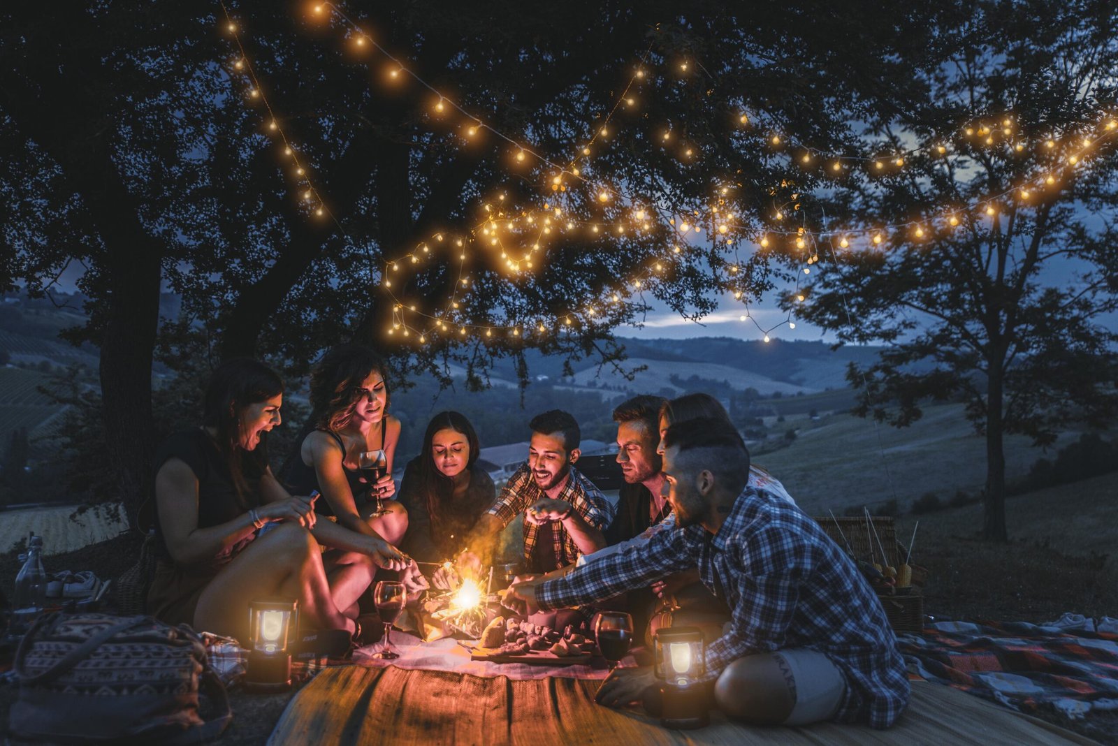 https://media4.thrillophilia.com/images/photos/000/184/301/original/1576048008_party34.jpg